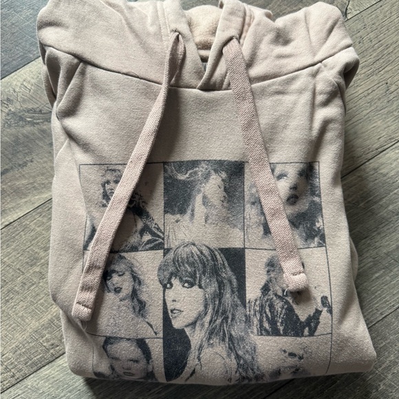 Taylor Swift Graphic Hoodie - beige size large - Picture 2 of 4